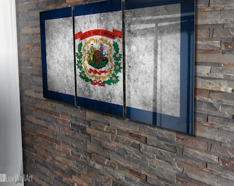 Puede incluir: Una impresión de arte de pared de tres paneles con la bandera del estado de Virginia Occidental. La bandera es un campo blanco con un sello azul y rojo en el centro. El sello representa a un granjero, un minero y un trabajador de pie en una montaña con un río que la atraviesa. La bandera está rodeada por un borde azul.