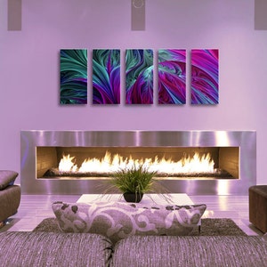 Może przedstawiać: Nowoczesny salon z kominkiem i zestawem czterech abstrakcyjnych grafik w odcieniach fioletu, błękitu i zieleni. Grafiki są ułożone w rzędzie nad kominkiem.