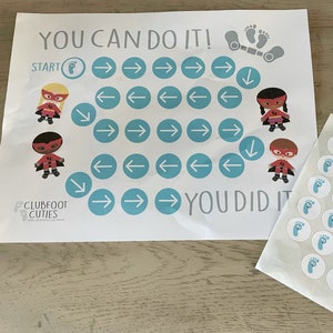 Superheld klompvoet schatjes BNB-stickerkaart met voetafdrukstickers blij gezicht | Draag je BnB-activiteit | Babylaarzen met klompvoet | Ponseti