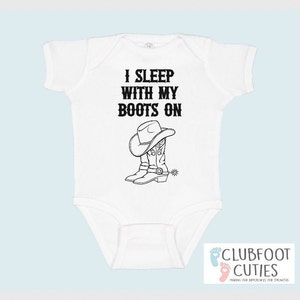 Ich schlafe mit meinen Stiefeln auf Klumpfuß Cuties Shirts | Cowboy Hut und Stiefel und Bar BNB TShirt | Klumpfuß Baby Shirt Geschenk | Niedliche Klumpfuß Geschenke