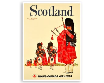 Puede incluir: Un cartel de viaje vintage que anuncia viajes a Escocia con Trans-Canada Air Lines. El cartel presenta a un grupo de gaiteros con faldas escocesas y sombreros tradicionales.
