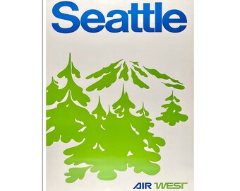 Könnte beinhalten: Ein Vintage-Reiseposter, das Flüge nach Seattle, Washington, bewirbt. Das Poster zeigt ein stilisiertes Bild der Skyline der Stadt mit Bergen und immergrünen Bäumen in Grün vor weißem Hintergrund. Der Text "Seattle" ist in Blau und das Logo der Fluggesellschaft "AIR WEST" ist in Blau am unteren Rand des Posters.