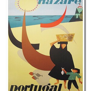 Może przedstawiać: Winietkowy plakat turystyczny reklamujący Nazar&eacute; w Portugalii. Plakat przedstawia stylizowaną ilustrację kobiety niosącej kosz z rybami, dziecko, ł&oacute;dź i latarnię morską. Tekst "Nazar&eacute;" i "Portugalia" jest pogrubiony i czarny.