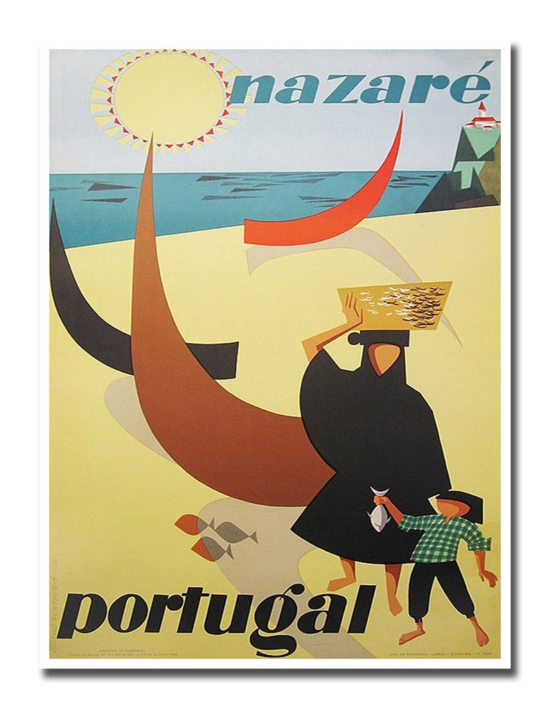 Może przedstawiać: Winietkowy plakat turystyczny reklamujący Nazar&eacute; w Portugalii. Plakat przedstawia stylizowaną ilustrację kobiety niosącej kosz z rybami, dziecko, ł&oacute;dź i latarnię morską. Tekst "Nazar&eacute;" i "Portugalia" jest pogrubiony i czarny.