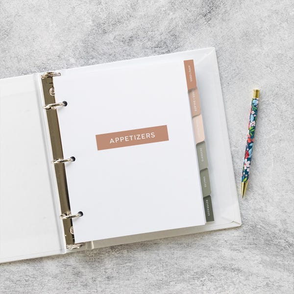 Pestañas de índice con texto personalizado; Colores neutros y acogedores; Separadores personalizados para carpetas y agendas.