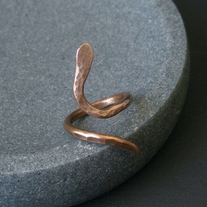 Serpent copper ring, minimalist ring, hammered snake ring, unique jewelry gift for women