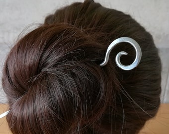 Minimalist spiral hair stick, aluminium hair pin, silver shawl pin, hair accessory, hammered hair jewelry, hair pick, gift for long hair