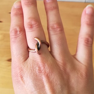 Anillo minimalista de cobre, elegante anillo de alambre, regalo de joyería único para mujeres, regalo del séptimo aniversario