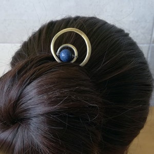 ラピスラズリのヘアフォーク、銅または真鍮のバンホルダー、ミニマリストのヘアアクセサリー、ロングヘアの女性に最適なギフト、パーソナライズされたサイズのフォーク