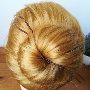 Fourchette à cheveux en cuivre ou en laiton, accessoire pour cheveux minimaliste, cadeau parfait pour les femmes aux cheveux longs, simple support pour chignon, fourchette de taille personnalisée, épingle à cheveux image 3