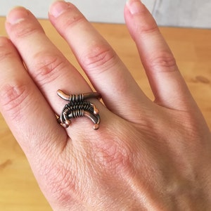 Anillo minimalista de cobre, elegante anillo de alambre, regalo de joyería único para mujeres, regalo del séptimo aniversario