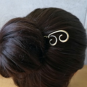 ミニマリストのヘアスティック、無垢の銅または真鍮のヘアピン、パーソナライズされたヘアアクセサリー、ハンマーで打ったヘアジュエリー、ガールフレンドへのプレゼントに最適
