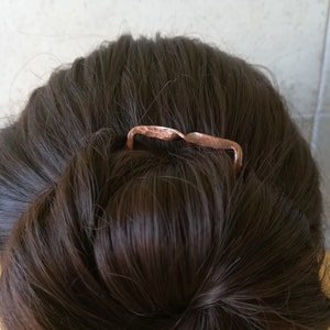銅または真鍮のヘアフォーク、ミニマリストヘアピン、ヘアアクセサリー、ハンマーヘアコーム、ロングヘアの女性に最適なギフト、シンプルなおだんごホルダー