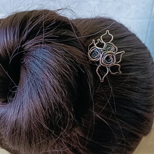 バラのヘアスティック、花のヘアジュエリー、銅のヘア箸、ガールフレンドへのプレゼントに最適、エレガントなお団子ホルダー、自然にインスパイアされたアクセサリー