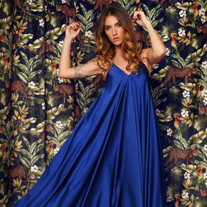 Royal Blue Satin Maxi Dress: Elegant Spaghetti Strap Evening Gown