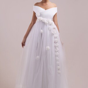 Vestido de noiva de tule com inspiração vintage: vestido de baile estilo anos 60 com ombros à mostra imagem 4