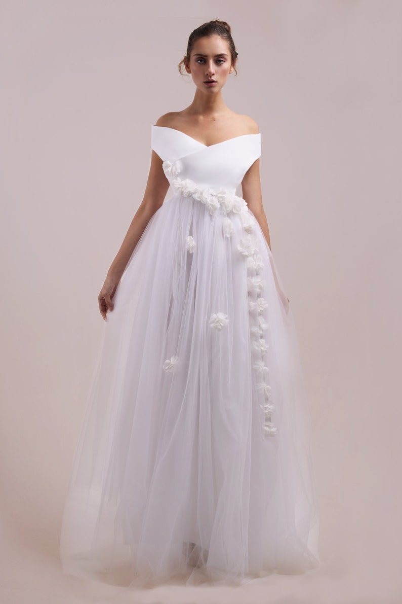 Vestido de noiva de tule com inspiração vintage: vestido de baile estilo anos 60 com ombros à mostra imagem 4