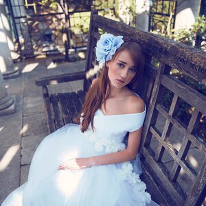 Vestido de noiva de tule com inspiração vintage: vestido de baile estilo anos 60 com ombros à mostra imagem 8