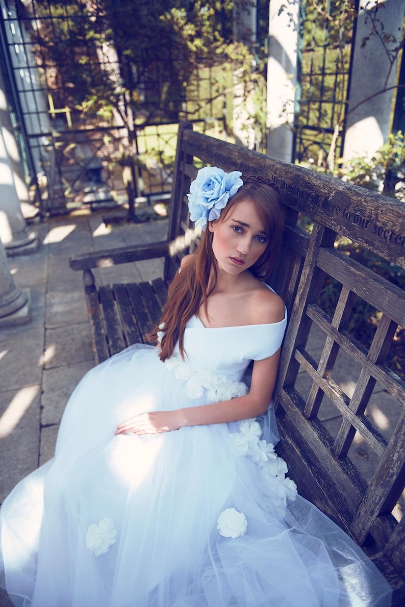 Vestido de noiva de tule com inspiração vintage: vestido de baile estilo anos 60 com ombros à mostra imagem 8