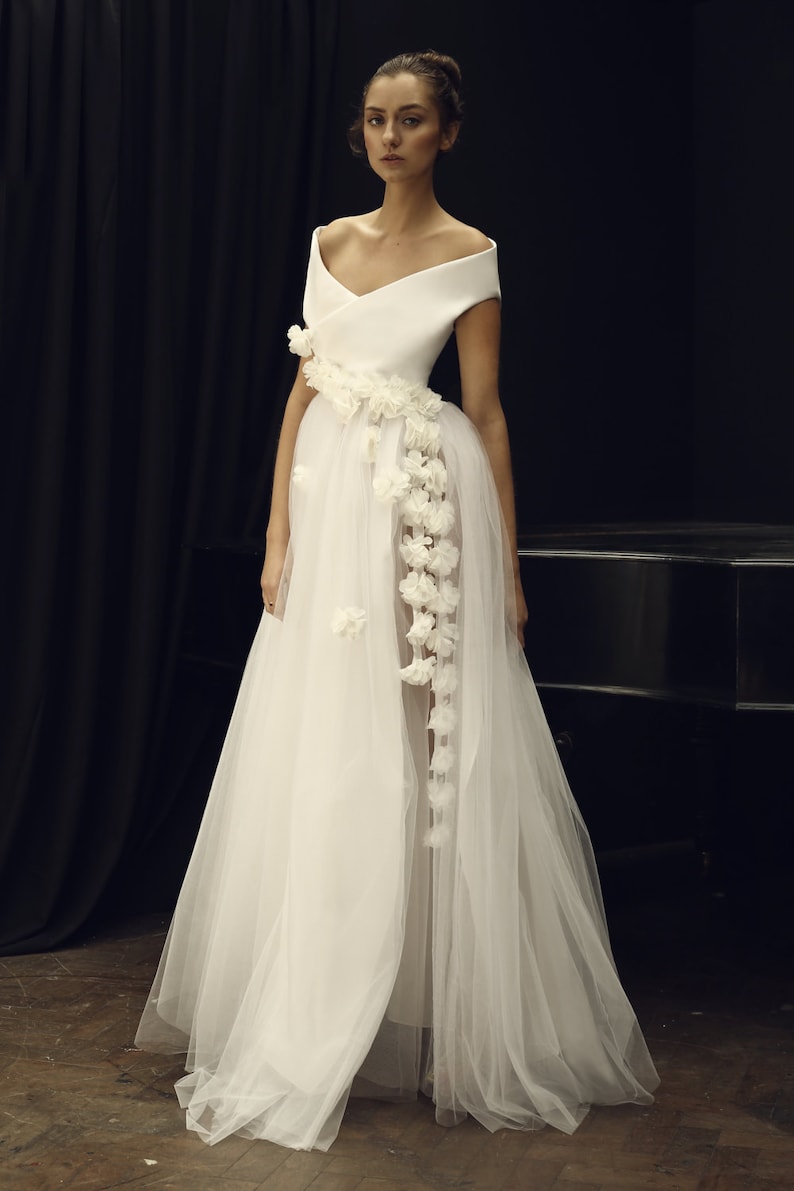 Vestido de noiva de tule com inspiração vintage: vestido de baile estilo anos 60 com ombros à mostra imagem 5