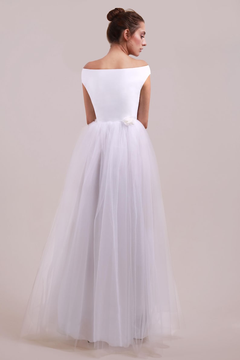 Vestido de noiva de tule com inspiração vintage: vestido de baile estilo anos 60 com ombros à mostra imagem 2
