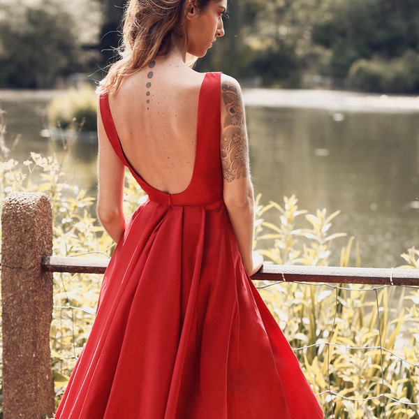 Robe taffetas en soie, robe rouge taffetas, robe taffetas, robe rouge simple, robe longueur midi, robe ouverte, robe avec jupe en panneaux, tutu