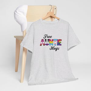 PRIDE T-Shirt: Free Auntie Hugs (helles Shirt)