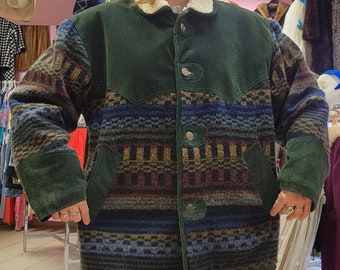 VESTE Boho GROOVY années 1990 « Cuir Annex » en daim vert terre à motifs multiples avec col/doublure en sherpa et boutons dorés cool - taille moyenne