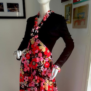 VINTAGE 1970s HOME SEWN Maxi Dress -  Flower Power and ruffles size Small