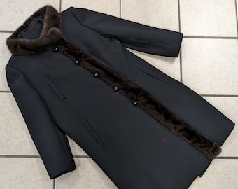 Manteau vintage M.C.M CLASSIQUE des années 1970 avec GARNITURE DE MINK, Boutons de déclaration, Trois poches - Taille Petite/Moyenne