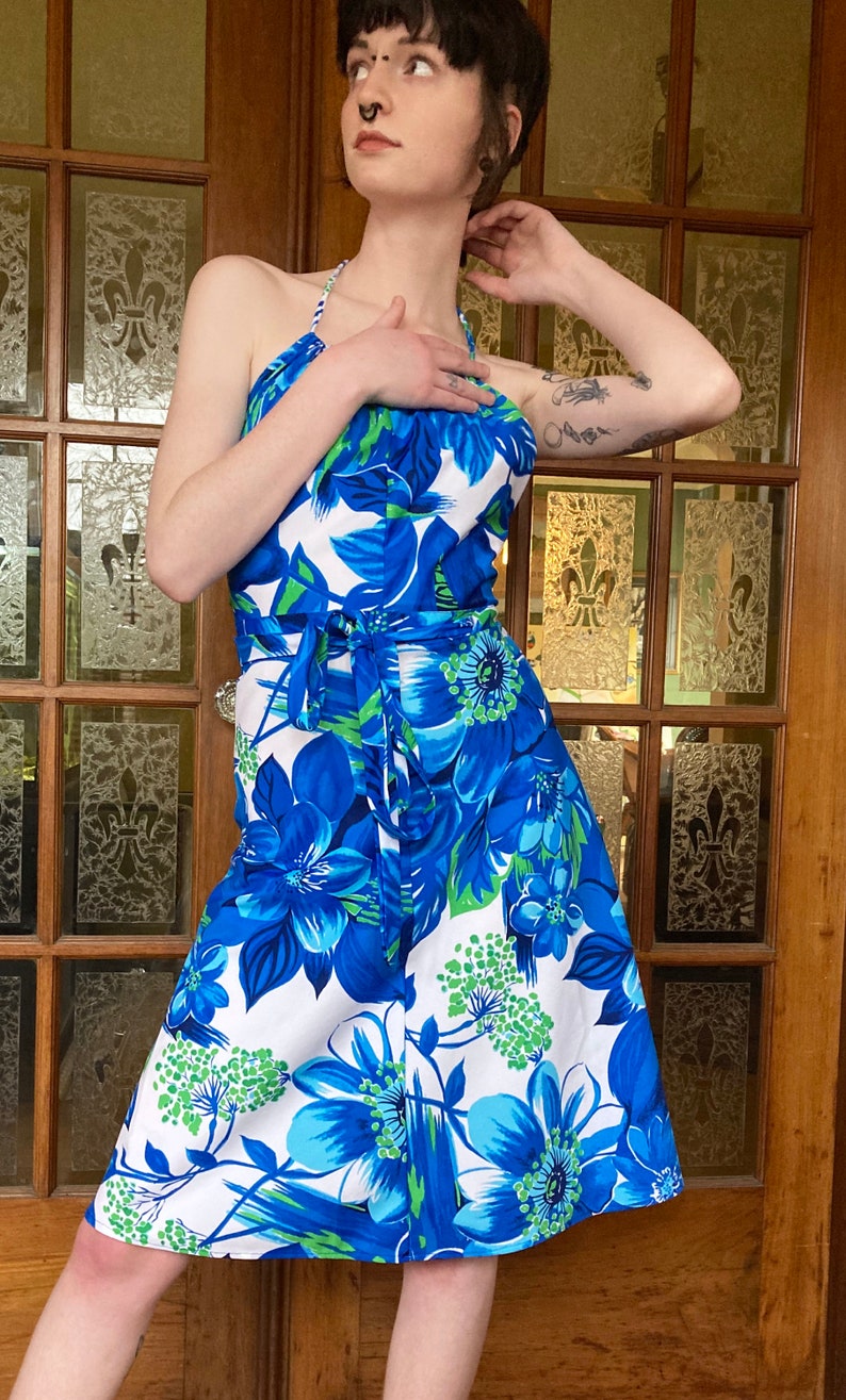 One size fits Most!! VINTAGE 1970s Floral HAWAIIAN Wrap dress by POMARE