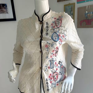 Delightful QUILTED Vintage 1960s - 1970s BED JACKET with Chinese theme - size Medium - As Found