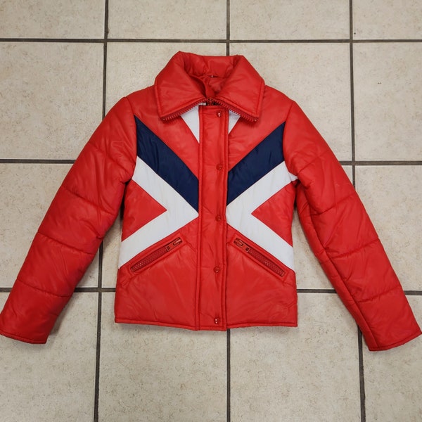 REMARQUABLE vintage des années 1970/80 « Lift7 » rouge, blanc et bleu en forme de X en polynylon, manteau de veste de ski fabriqué à Hong Kong - taille très petite/petite