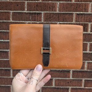 Cartera larga de piel vintage de DELVAUX con detalle de hebilla y foto insertada. Preciosa piel color canela.