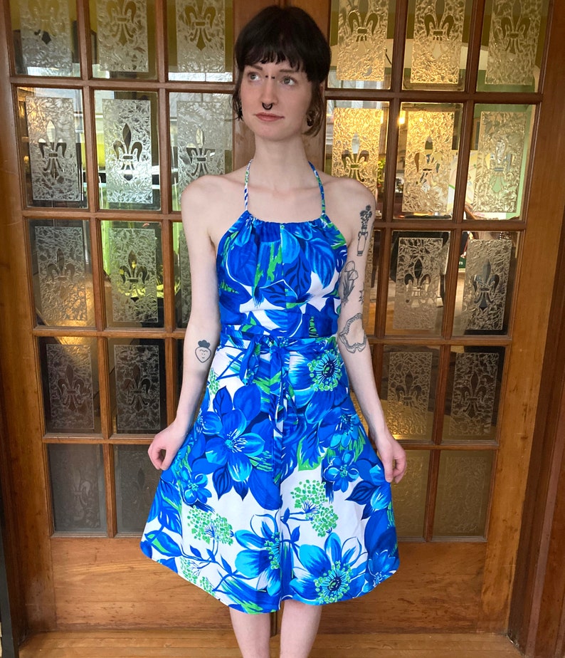 One size fits Most!! VINTAGE 1970s Floral HAWAIIAN Wrap dress by POMARE