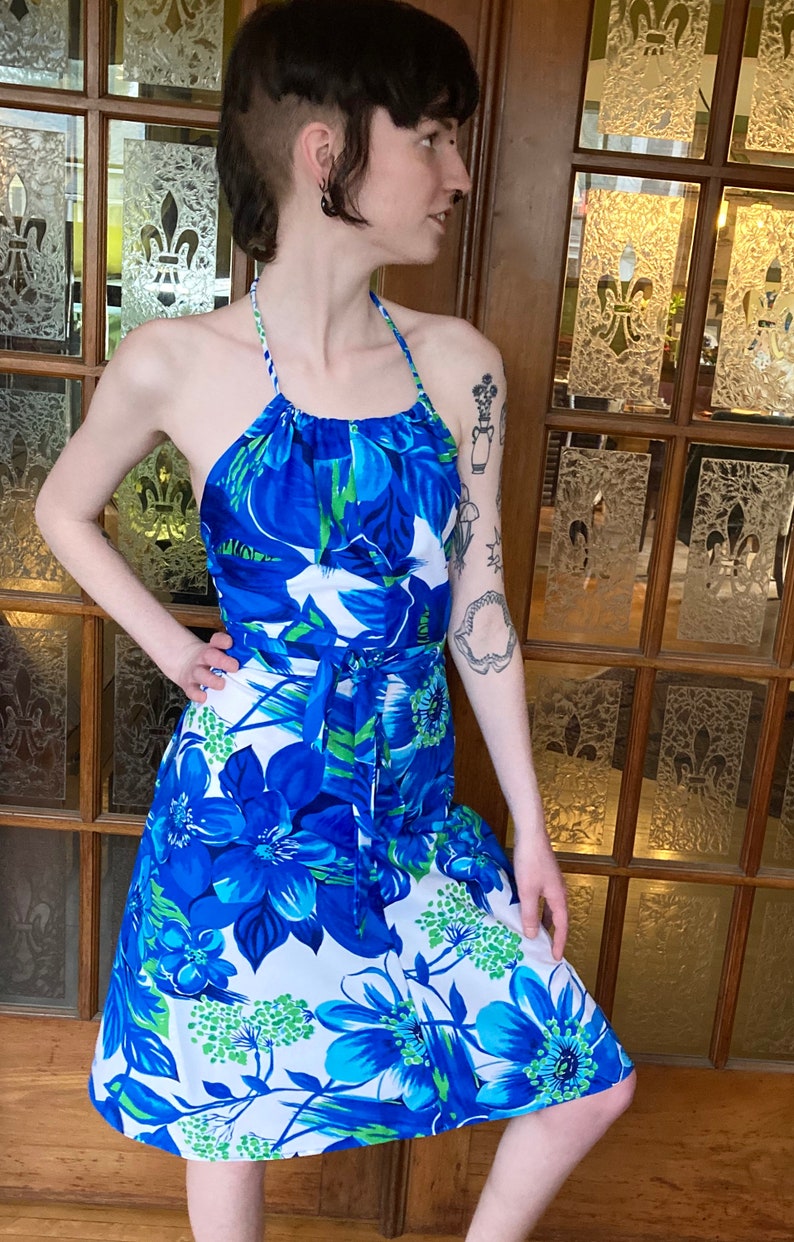 One size fits Most!! VINTAGE 1970s Floral HAWAIIAN Wrap dress by POMARE