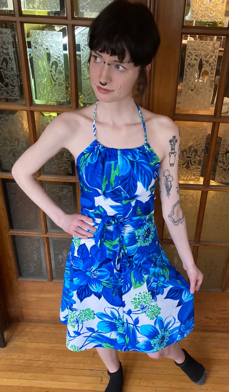 One size fits Most!! VINTAGE 1970s Floral HAWAIIAN Wrap dress by POMARE
