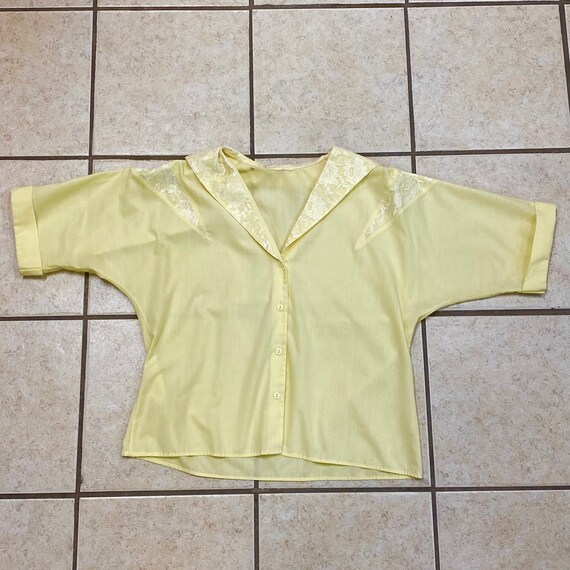 ADORABLE 80'S PASTEL YELLOW Lacy Collared Low V-Ne