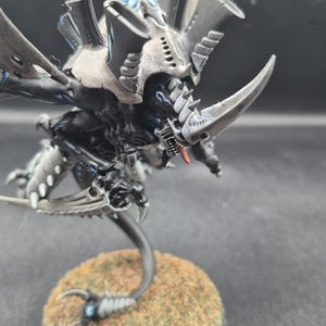 Professionellt målad Tyranid Hive Tyrant Miniatyr Kaiju Nummer 8 Färgschema