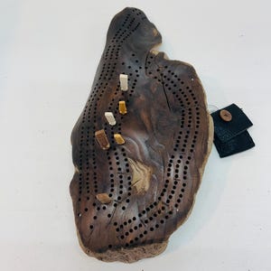 Planche de cribbage en bois flotté, bois de plage sculpté, 3 rails, bois d'orignal fabriqués à la main et chevilles de marquage en bois, pochette en cuir,