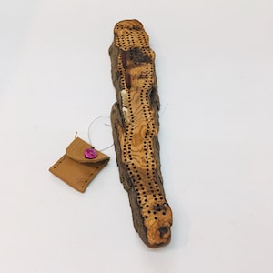 Juego de mesa de cribbage, corteza de álamo esculpida, clavijas de puntuación hechas a mano, bolsa de cuero