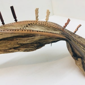 Jeu de société de cribbage, 3 pistes, bois flotté de cèdre sculpté, marqueurs artisanaux, pochette en cuir