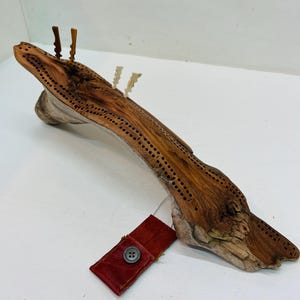 Planche de cribbage en arbousier, bois de plage sculpté, 2 pistes, bois d'orignal et chevilles de marquage en bois de chêne fabriqués à la main, pochette en cuir, original