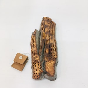 Jeu de société de cribbage, bois flotté d'écorce de peuplier faux-pasteur sculpté, marqueurs artisanaux en cèdre jaune et en acajou, pochette en cuir