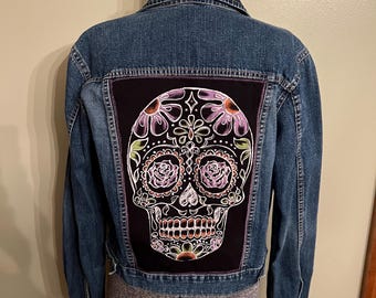 Chaqueta vaquera reciclada con calavera de azúcar