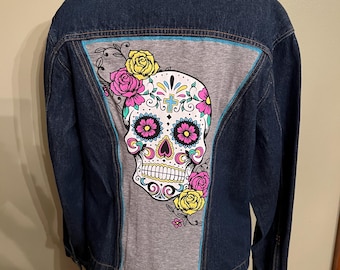 Chaqueta vaquera alterada y reciclada con calavera de azúcar