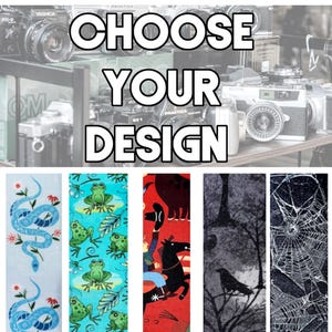 Könnte beinhalten: Das Bild zeigt den Text "CHOOSE YOUR DESIGN" über einer Auswahl an gemusterten Lesezeichen. Zu den Designs gehören eine blaue Schlange, grüne Frösche, ein Cowboy auf einem Pferd, ein Rabe in einem Baum und ein Spinnennetz.
