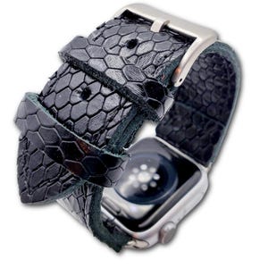 Black Snake Print Full Grain Leather Apple Watch Band – Handmade Luxury Accessory 画像 4