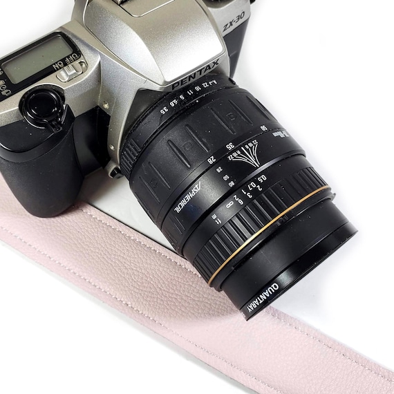 ピンクのプレミアムレザーカメラストラップ - ライトピンクのカメラ