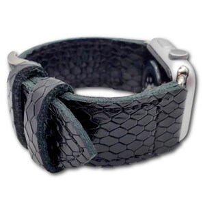 Black Snake Print Full Grain Leather Apple Watch Band – Handmade Luxury Accessory 画像 6